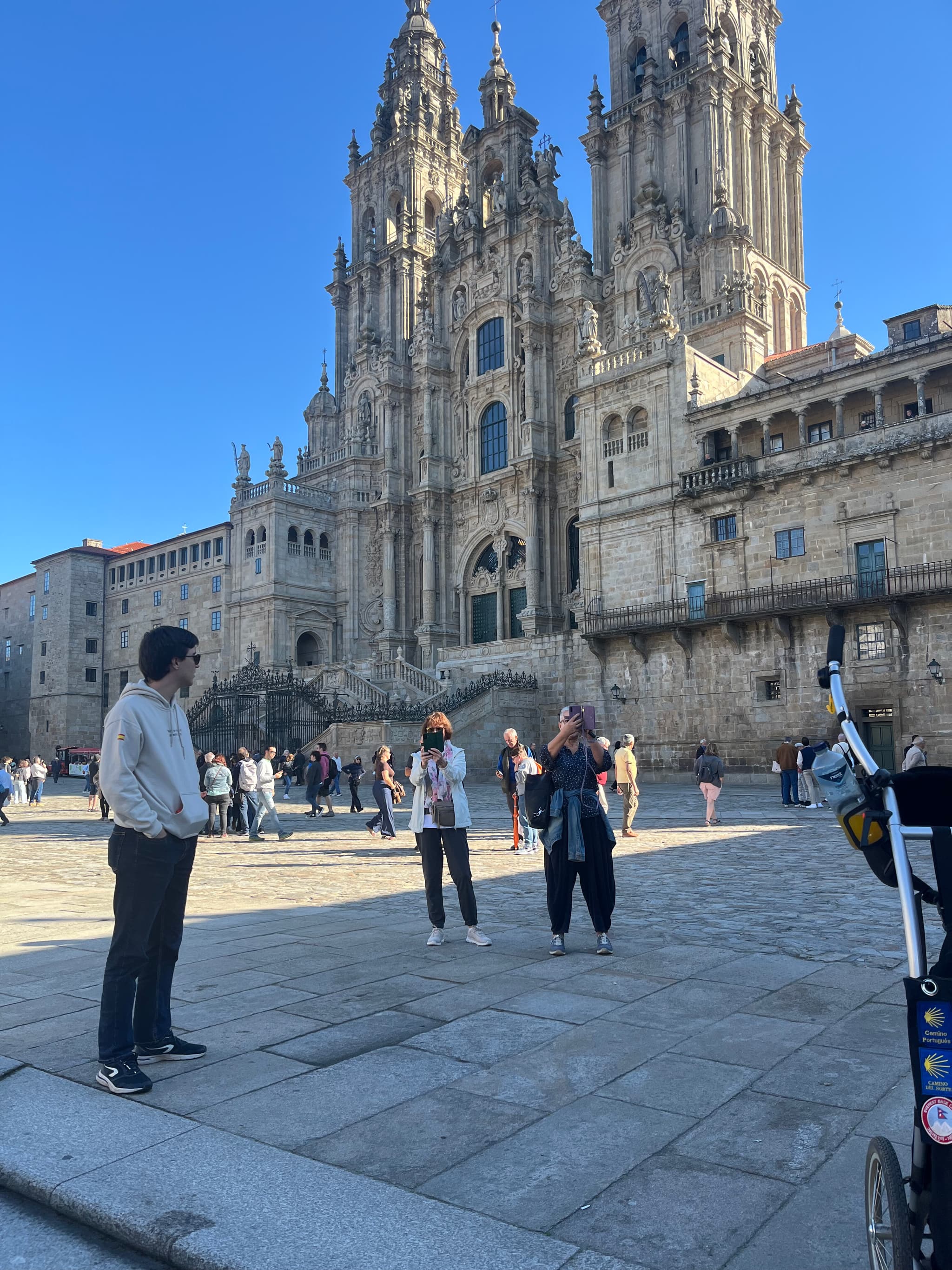 Peregrinos caminando por el histórico Camino de Santiago con mochilas y bastones de peregrino
